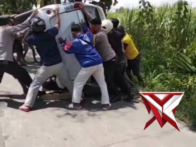 Hari Pertama Operasi Ketupat Candi 2026, Kapolsek Sumberlawang Pimpin Evakuasi Mobil Masuk Parit di