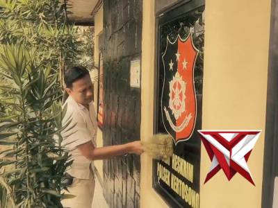 Korve membersihkan Mako