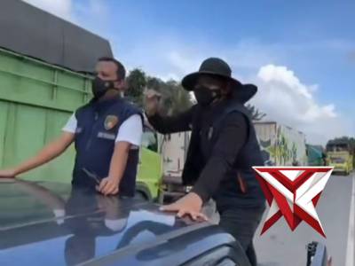 Polisi Berjibaku Urai Kemacetan di Jalur Lintas Timur, Pemudik Apresiasi Pelayanan Humanis - PoliceTube