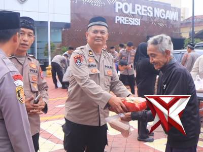 KAPOLRES BERSAMA PJU DAN ANGGOTA BERBAGI TAKJIL UNTUK WARGA NGAWI