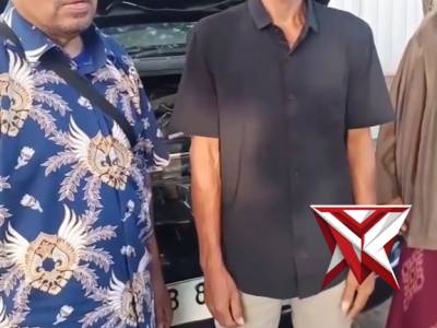 Anggota Polres Trenggalek Bantu Masyarakat Yang Mengalami Kehabisan Bahan Bakar Saat Mudik