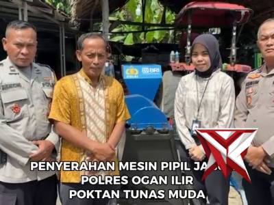 ?Kasat Binmas beserta anggota menyerahkan bantuan mesin pipil jagung ke poktan tunas muda