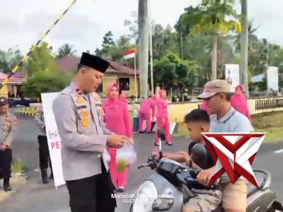 Polsek Kerkap bagi Takjil di Mako Polsek Kerkap bersama dan Bhayangkari rating Kerkap