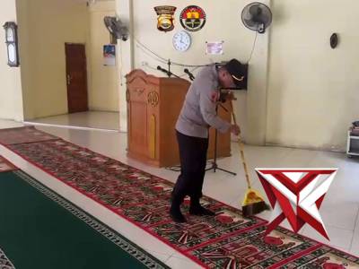 Polres Seluma melaksanakan kebersihan masjid dan pembagian sembako serta alat kebersihan