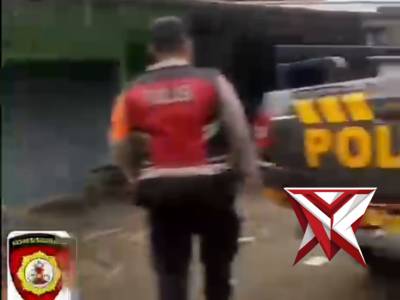 Humanis, Patroli Polres OKI Tolong Pengendara Motor Pecah Ban di Jalur Lintas