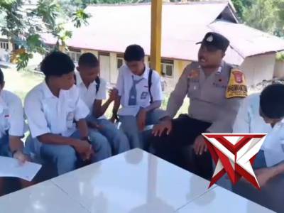 Bhabinkamtibmas neg.Oma memberikan lrngn kpd anak sekolah untuk tdk mengkomsumsi minumankeras(miras)