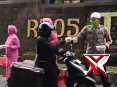 Kapolsek dan anggota polsek Poncol beserta bhayangkari bagi takjil di bulan ramadhan