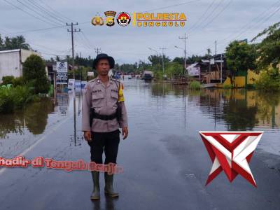 Polri hadir di Tengah Banjir, Bhabinkamtibmas Tanjung Jaya Lakukan Monitoring dan atur lalin