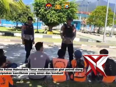 Satsamapta polres haltim melaksakan patroli di pemukiman warga dan menyapa anak sekolah