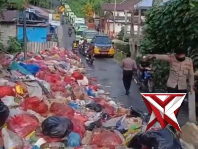 Tumpukan Sampah Mengganggu Arus Lalin