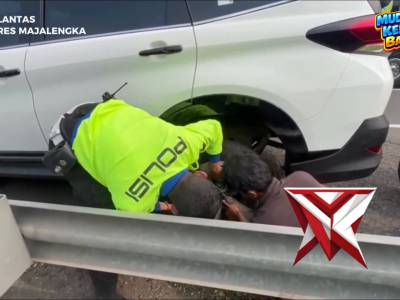 Aksi Humanis di Jalur Mudik, Tim Urai Polres Majalengka Bantu Pengemudi Toyota Rush Alami Pecah Ban