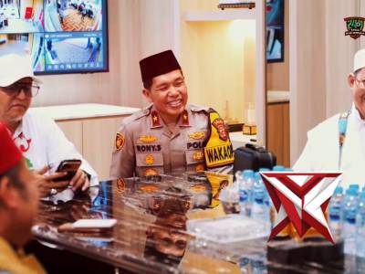 Menjemput Kemuliaan dalam Pengabdian: Momen Khusyuk Kapolda Sumsel & UAS di Masjid Assa&rsquo;adah