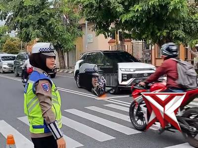 Giat pengaturan lalulintas pagi di bulan Ramadhan oleh personel Satlantas Polres Kudus - PoliceTube