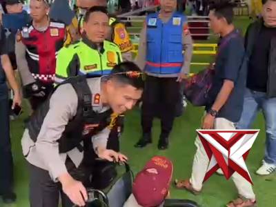 Kapolres Madiun turun langsung menyapa masyarakat dalam patroli obyek wisata.