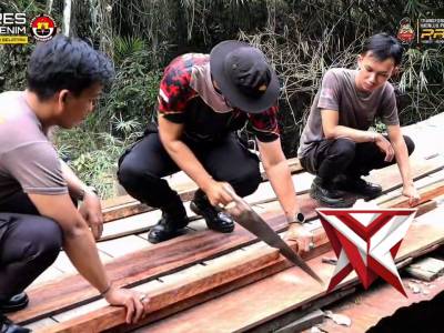 Gerak Cepat Polres Muara Enim Perbaiki Jembatan Penghubung Antar Kampung di Desa Karang Raja