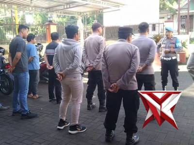 Giat apel pagi untuk memperkuat kedisiplinan anggota polsek trawas - PoliceTube