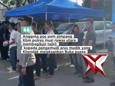 giat anggota pos pam simpang kbm polres muratara membagikan takjil kepada pengemudi arus mudik yang