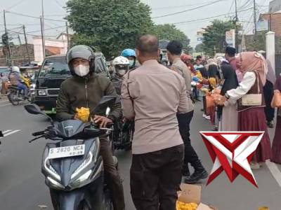 Anggota patroli bagi2 Tajil di depan Polsek Prambon