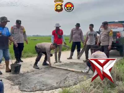 GIAT GOTONG ROYONG PENGECORAN PENAMBALAN JALAN YANG BERLUBANG PROGRAM BELIDA GERAKAN INDONESIA ASRI