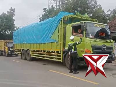 Personil Polres Oki Turun Langsung Dalam Penertiban Truk