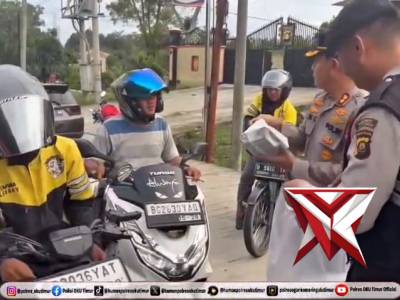 Berbagi Takjil ke Ojek Online Polres OKU Timur. . - PoliceTube