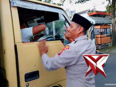 Polsek Sukorejo Polres Blitar Kota, melaksanakan pembagian takjil untuk pengguna jalan yang melintas