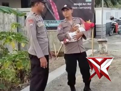 Polres Ngawi melalui Polsek Kedunggalar memberikan pertolongan dengan memberikan bantuan menggendong