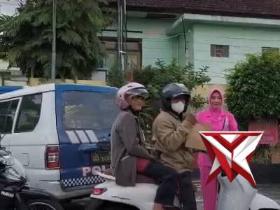Polsek Plaosan berbagi takjil gratis kepada masyarakat dan pengguna jalan sebagai bentuk kepedulian