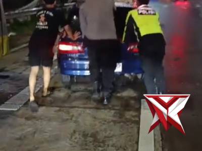 Respon Cepat Polres Ngawi membantu warga yang mobilnya mogok