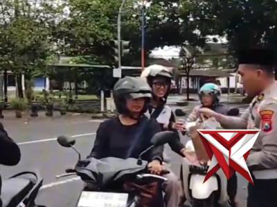 Satlantas Polres Magetan Membagikan Takjil di depan Mako Polres Magetan di Bulan Suci Ramadhan