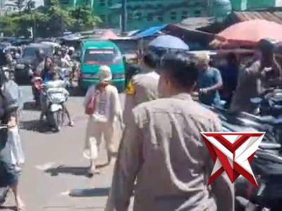Polsek Dayeuhkolot melaksanakan patroli jalan kaki di wilayah hukumnya