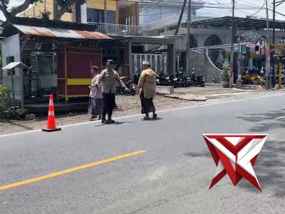 Anggota Polsek membantu masyarakat - PoliceTube