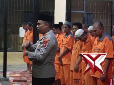 Kapolres OKI hadir berbagi buka puasa bersama para tahanan - PoliceTube