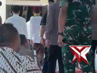 Polres OKI melakukan pembersihan dan  penambalan jalan berlubang