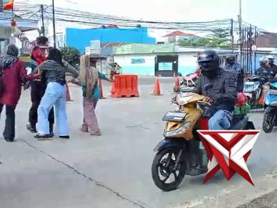 Personil pos pam panorama pamanukan bantu masyarakat menyebrang jalan dalam rangka ops ketupat loday