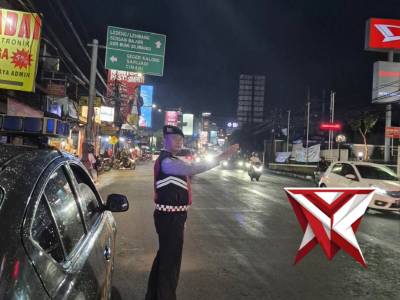 QR POLSEK SUKASARI POLRESTABES BANDUNG LAKUKAN GIAT RUTIN YANMAS MALAM BANDUNG LAUTAN BIRU - PoliceTube