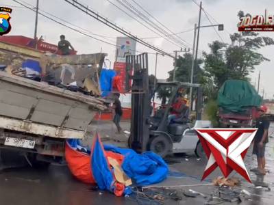 Giat evakuasi kendaraan truk yang terguling di jalur utama ngoro
