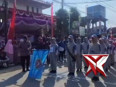 POLSEK SOKO MELAKSANAKAN PENGAMANAN LOMBA GERAK JALAN DI DESA PRAMBONTERGAYANG KEC.SOKO - PoliceTube