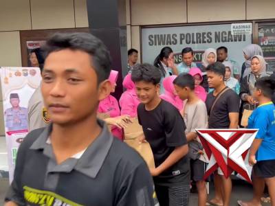 KAPOLRES NGAWI BAGI TAKJIL - PoliceTube