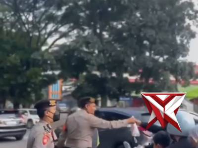 Personel Polres Cimahi melaksanakan kegiatan bagi - bagi takjil kepada masyarakat di Kota Cimahi (9/