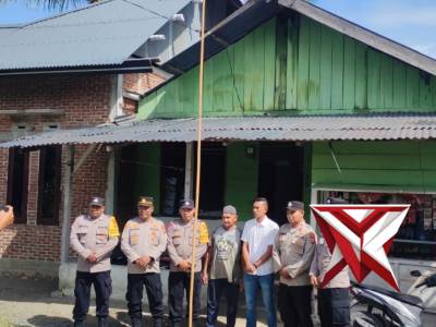 Pembagian dan pemasangan bendera Merah Putih