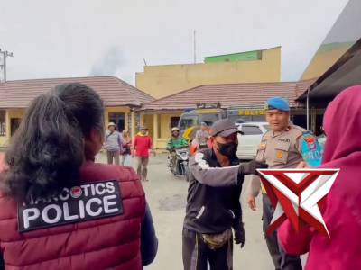 Polres Banjar Berbagi Takjil Ramadhan Untuk Pengguna Jalan