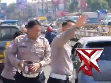 Personil Polsek Dayeuhkolot Tindak Lanjuti Laporan Oli Tercecer di Jembatan Citarum