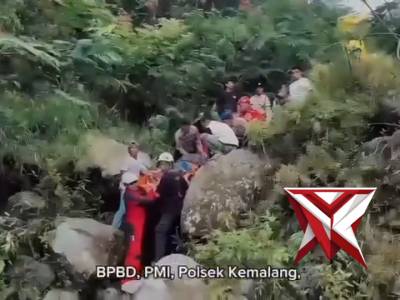 mengevakuasi seorang mahasiswa Universitas Negeri Yogyakarta (UNY)