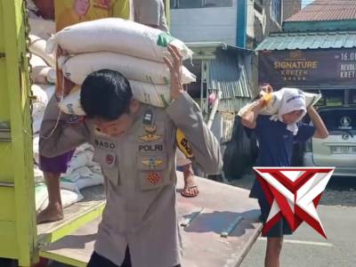 Bhabinkamtibmas Polsek Tanete Riattang Serentak Kawal Penyaluran Bantuan Pangan Beras