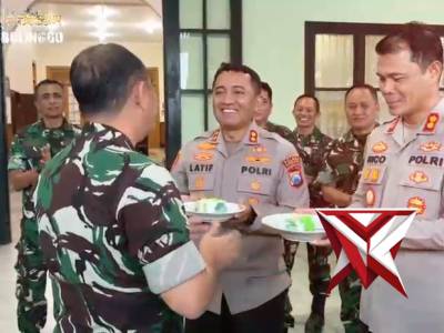 Surprise HUT ke-80 TNI di Kodim 0820 Wujud Soliditas dan Sinergitas TNI&ndash;Polri