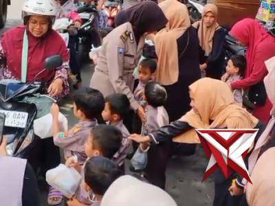 Kanit Binmas bersama anak-anak TK Kemala Bhayangkari bagi takjil kepada pengendara motor
