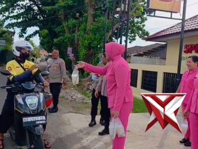 *Dipimpin Kapolsek Ayu Sekar Sari memimpin Polsek Ratu Agung Berbagi Takjil di Depan Mako*