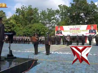 Kapolres Bangkalan AKBP Hendro Sukmono, S.H., S.I.K., M.I.K. Memimpin Upacara