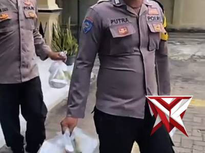 Polsek Giligenting Berbagi Takjil - PoliceTube